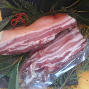 Poitrine fumée tranchée