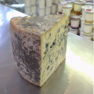 Bleu de laqueuille a la coupe 450 à 500 g.