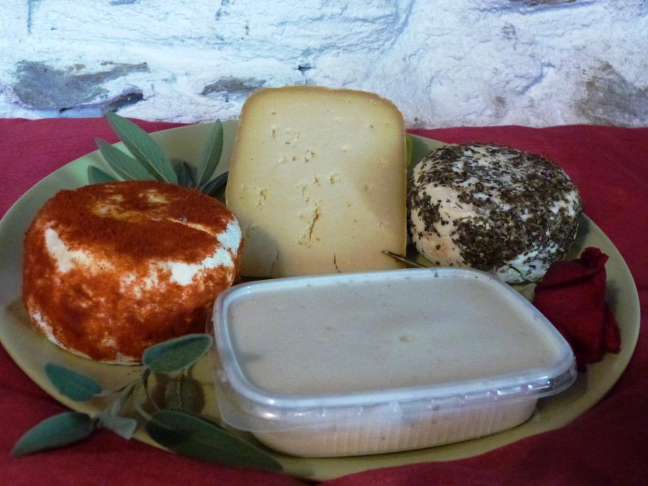 Panier découverte de fromages(tomme,fromage blanc,crottins aux herbes