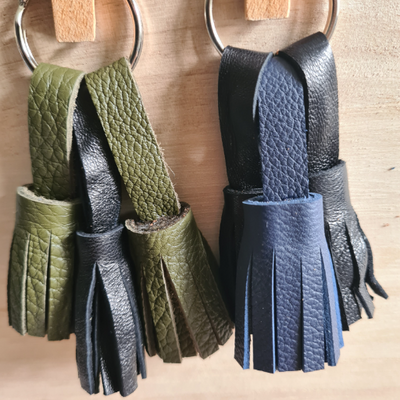 Porte-clés en cuir 3 pompons (2kakis/1noir)
