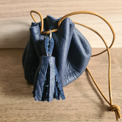 Bourse pompon en cuir marine/ocre