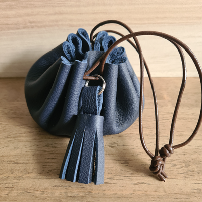 Bourse pompon en cuir marine/marron