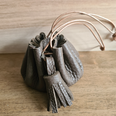 Bourse pompon en cuir taupe