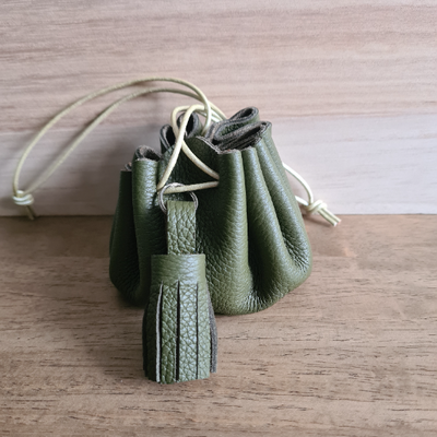 Bourse pompon en cuir kaki/doré