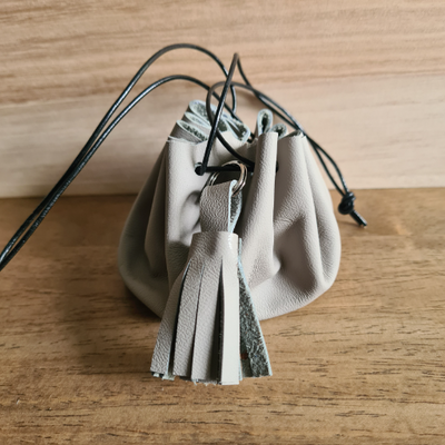 Bourse pompon en cuir gris/ noir