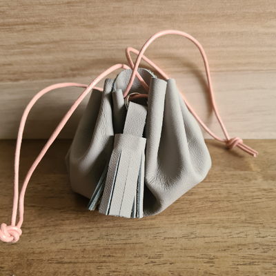 Bourse pompon en cuir gris/ vieux rose