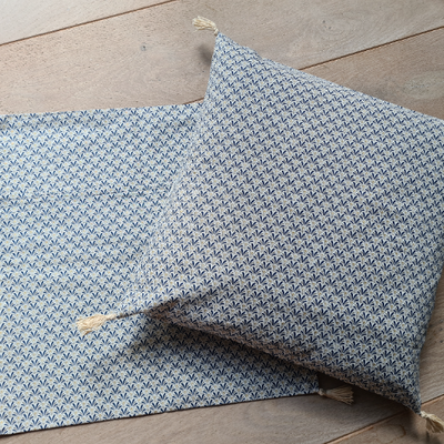 Housse de coussin avec pompons gris et bleu