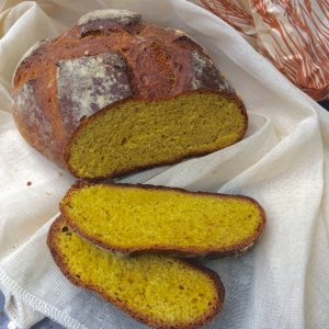 Pain au curcuma tranché