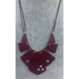 Collier effet cuir bordeaux