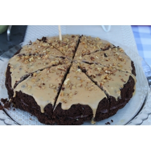 2 parts de gâteaux caroubes, noix et caramel beurre salé sans gluten bio