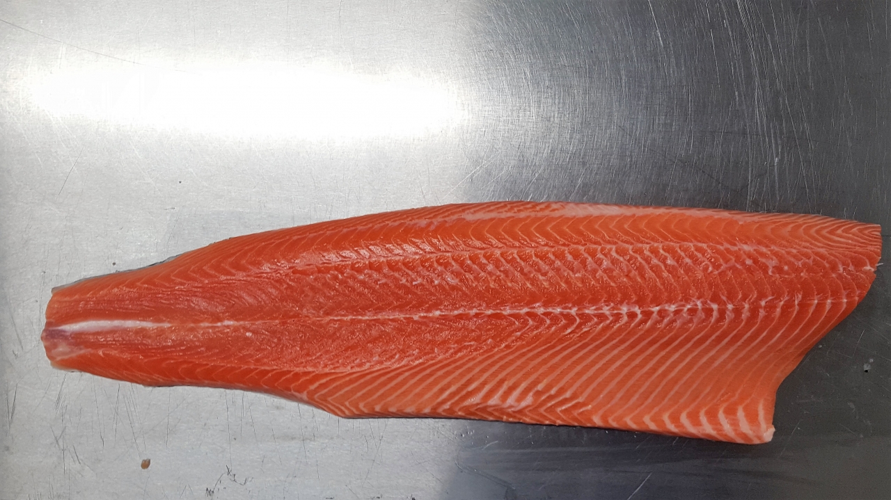 Filet entier de saumon frais islandais - 1.55 kg - Fumaisons Provinoises 