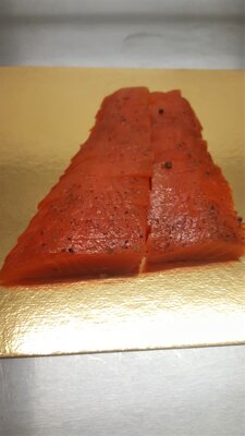 Sashimis de saumon fume confit islandais aux baies roses