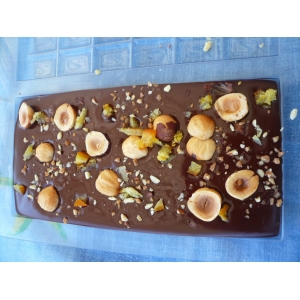 Plaque de chocolat noir,oranges noisettes