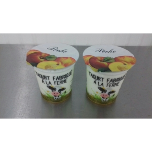 2 yaourts sur fond de confiture pêche