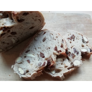 Pain noisettes, amandes, raisins bâ