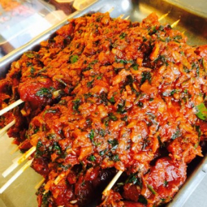 Les fameuses brochettes maison aux poulets prêtes à cuire