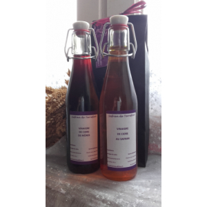 Un vinaigre  au safran en 0.25 cl et un vinaigre de cidre à la mûres en 0.25 cl