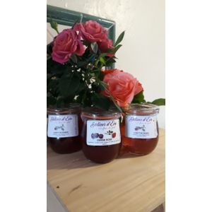 Cerises et pétales de roses