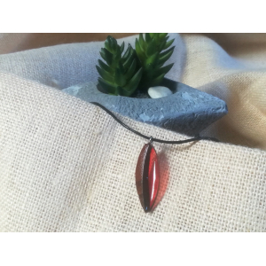 Collier en bois de noyer / résine rouge