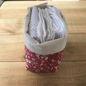 Panière + 14 lingettes rouge fleurs