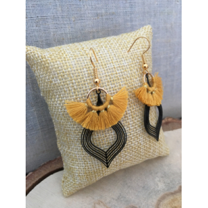 Boucles noires pompons moutarde