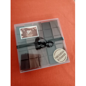 Boîte carrée de pralinés feuilletés