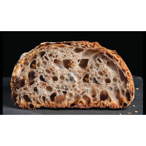 Pain aux noix tranché