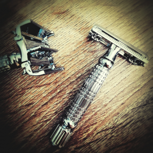 Rasoir de sûreté en laiton chromé