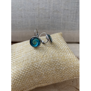 Boucle d’oreille dormeuse spirale verte