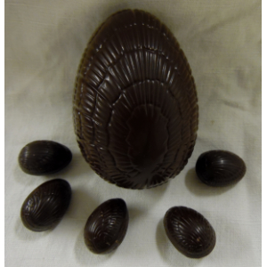 Oeuf de pâques chocolat noir garni
