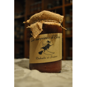 Préparation de fruits de rhubarbe et fraises