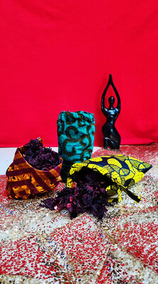 Fleurs d'hibiscus et son sac en wax