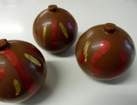 Boule de noël chocolat au lait garnie