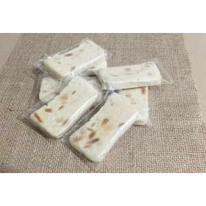 Nougat aux amandes et fromage de chèvre
