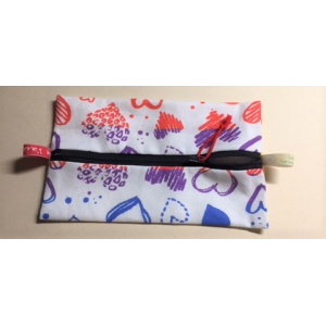 Trousse plate avec zip motifs coeurs