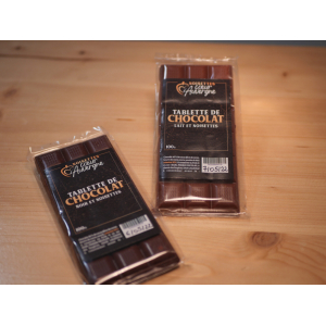 Tablette de chocolat noir aux noisettes