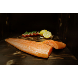 Filet de saumon  tranché sur peau