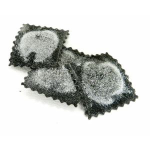 Ravioli frais au saumon et  encre de seiche