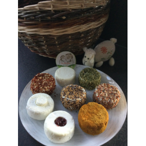 Fromage de brebis frais enrobé d'ail et fines