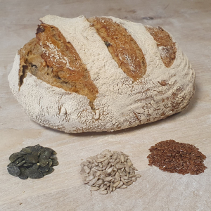 Pain au blé complet et céréales en boule
