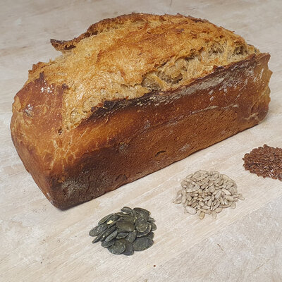Pain au blé complet et céréales en moulé