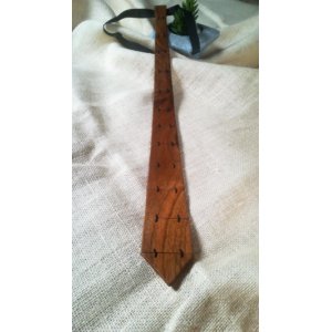 Cravate (49 cm) en bois de noyer