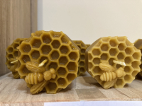 Bougie forme alvéole à la cire nos abeilles